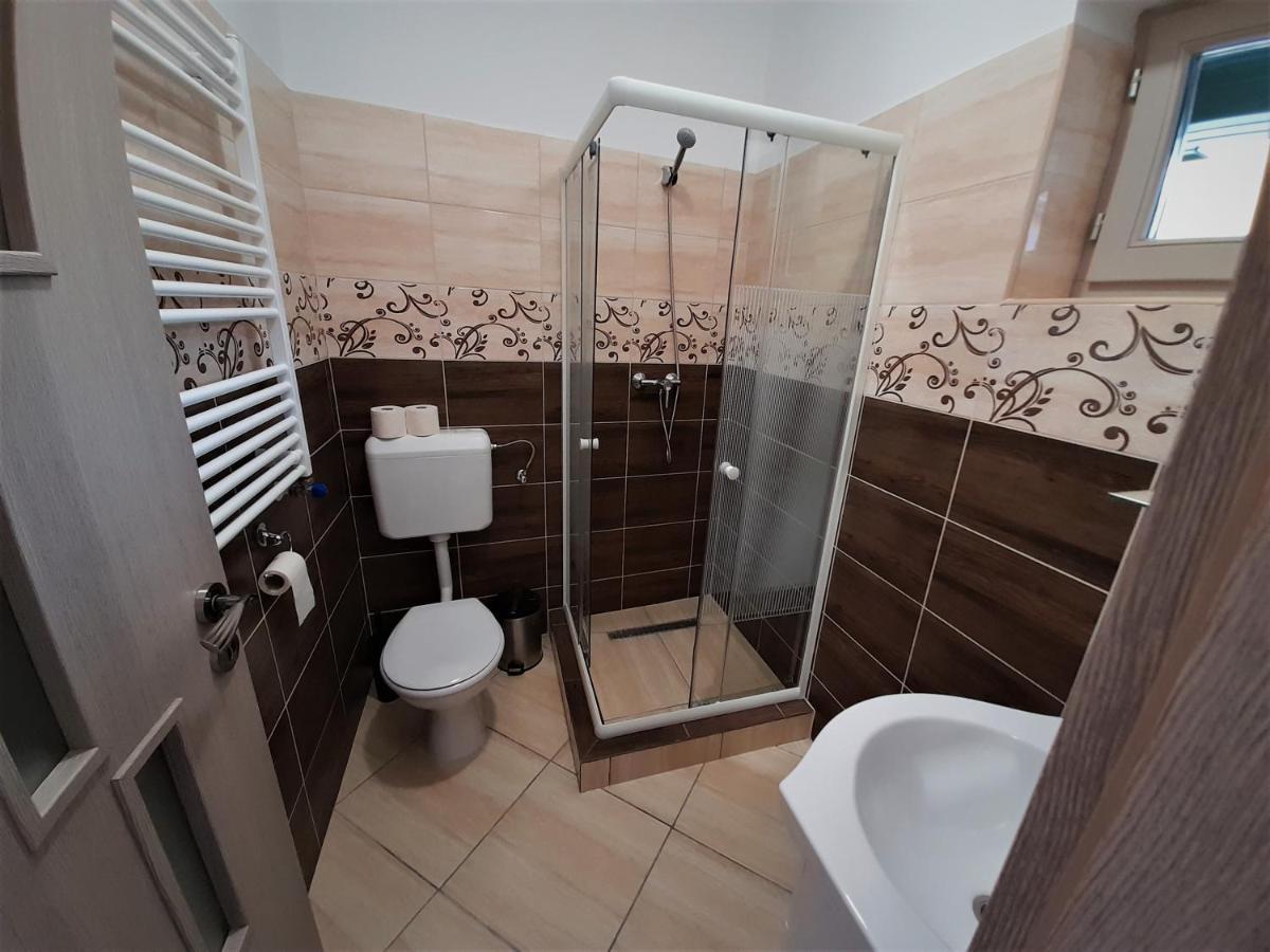 Barsony Vendeglo Es Panzio Bed & Breakfast Szecseny Exterior photo